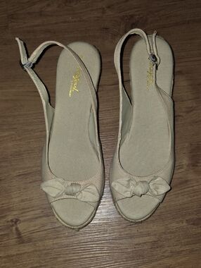 Bass Neutral Beige Peep-Toe Wedge Slingbacks with Bow Accent
